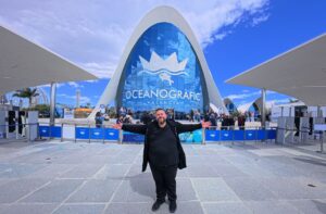 Entrada principal del Oceanogràfic de Valencia con su arquitectura moderna y visitantes accediendo al recinto.