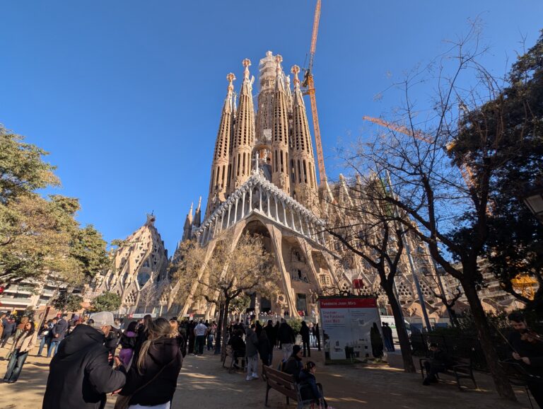 La Sagrada Familia desde Adentro: Los Detalles Ocultos que Pocos Conocen