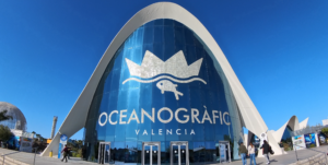 Entrada principal del Oceanogràfic de Valencia con su arquitectura moderna y visitantes accediendo al recinto.